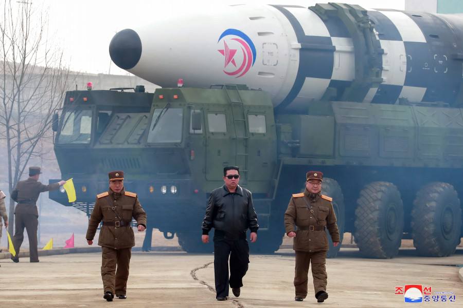 朝中社报道称，在金正恩亲自指导下，朝鲜24日成功进行了“火星炮-17”型洲际弹道导弹试射。