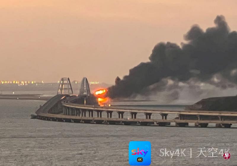 克里米亚大桥爆炸 乌总统顾问：所有非法的都必须摧毁