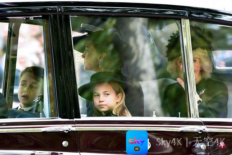 英女王灵柩抵达惠灵顿拱门 乔治王子夏洛特公主坐车随行